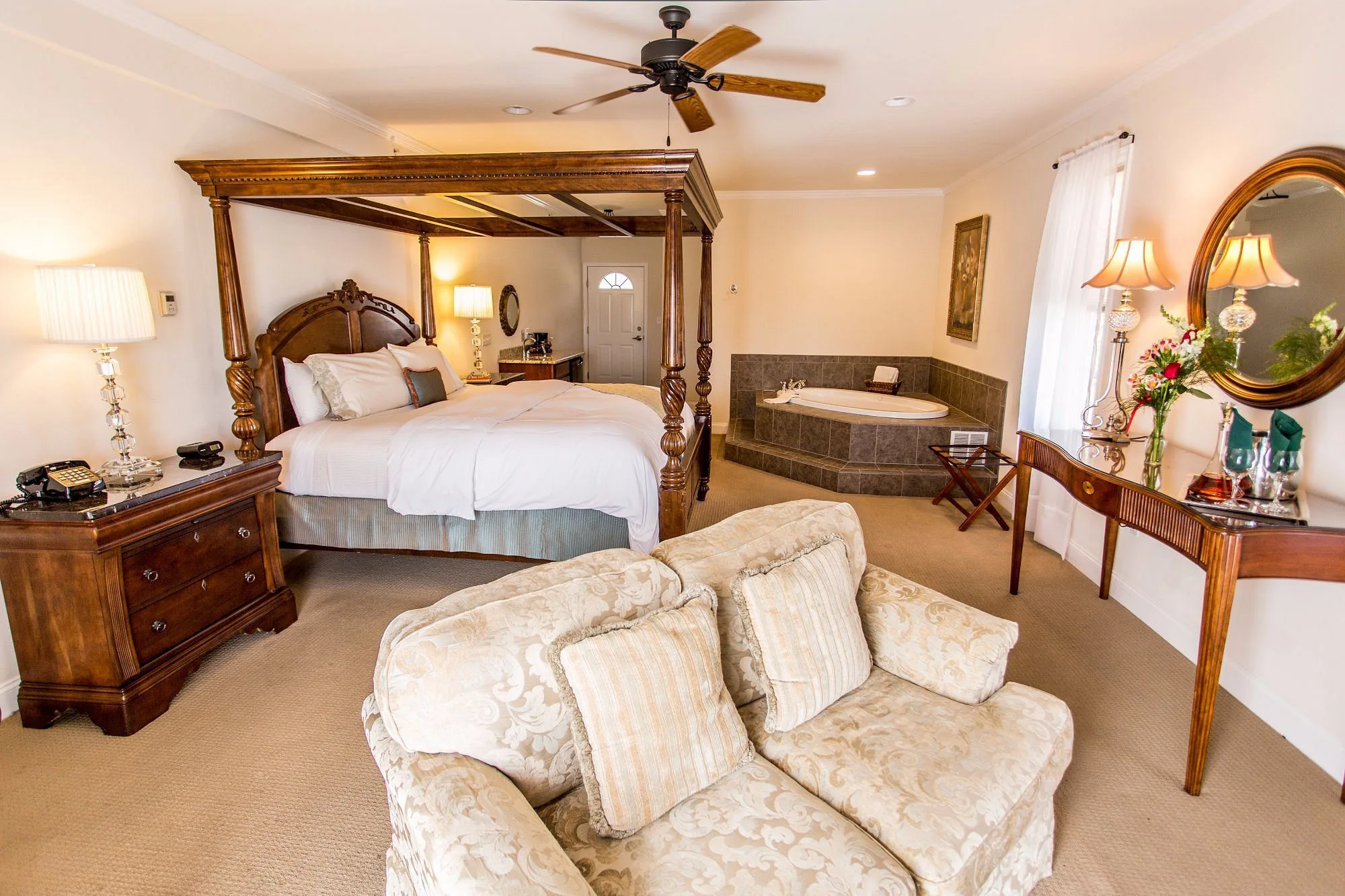 hot-tub-suite-in-poconos