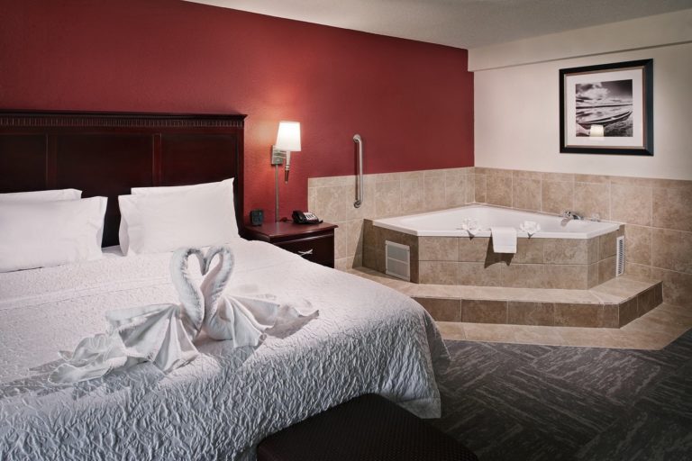 hotels with jacuzzi in room near casino