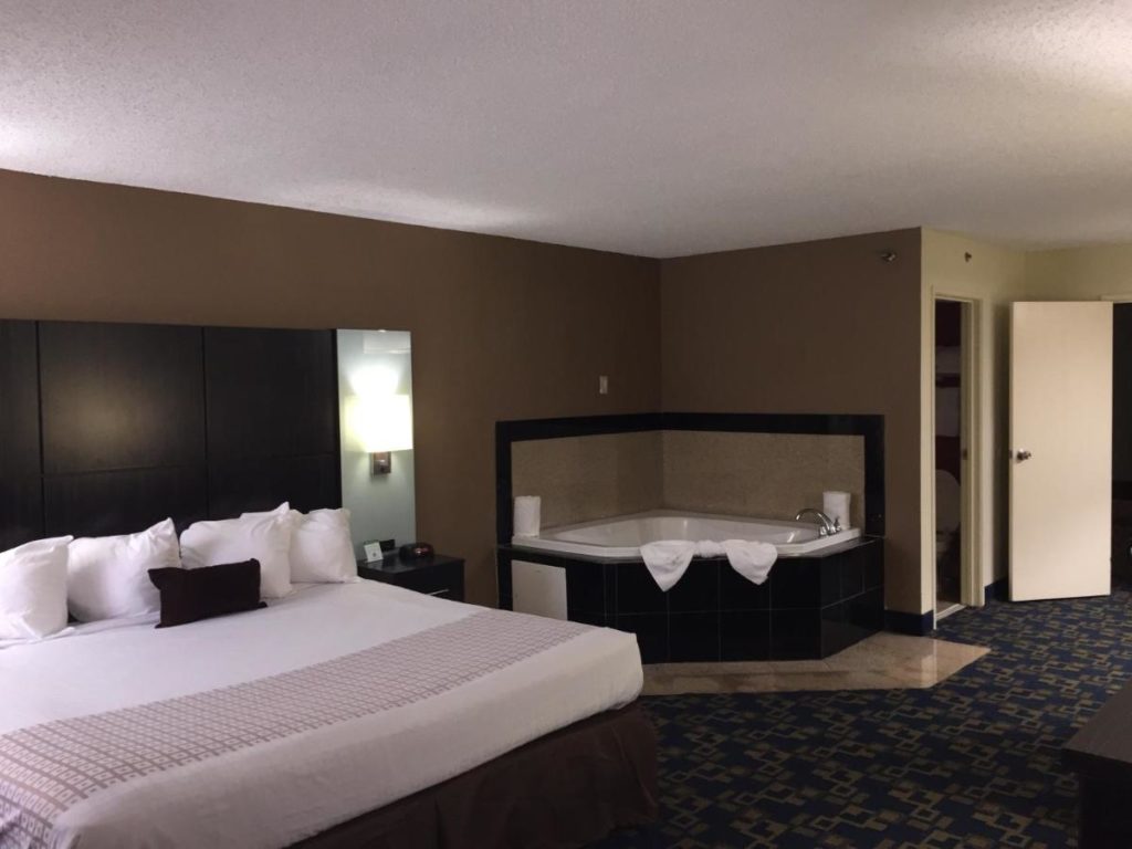 king-room-with-spa-jacksonville-florida