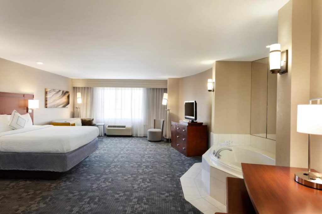 Courtyard by Marriott Oklahoma City North:Quail Springs Hotels with Jacuzzi in Room OKC