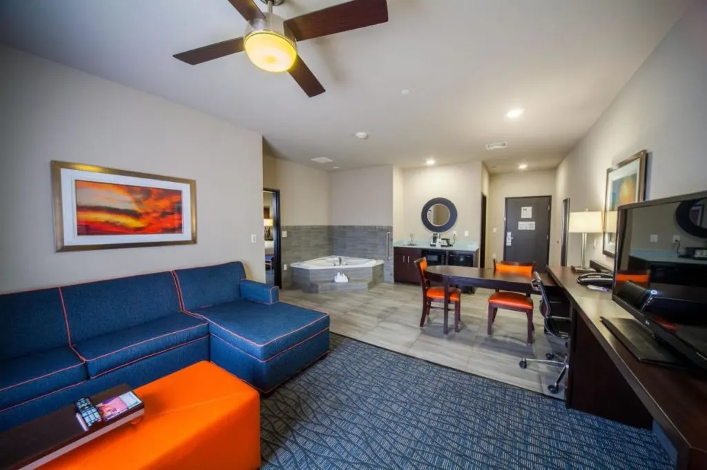 Holiday-inn-Express-Suites-Oklahoma-City-Southeast-an-IHG-Hotel