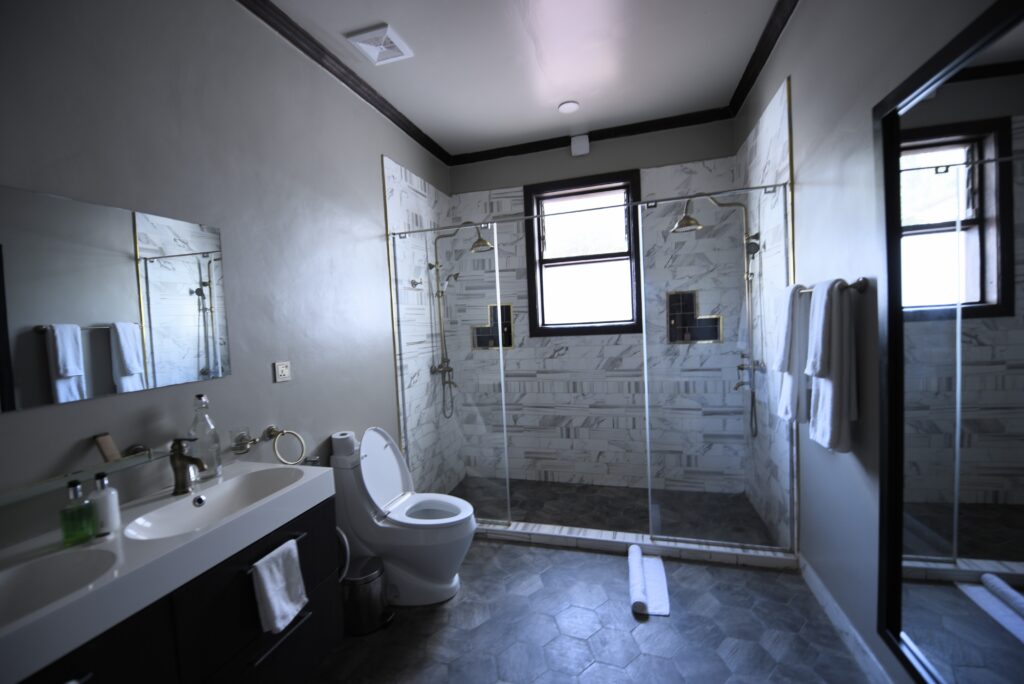 bathroom-the-manor