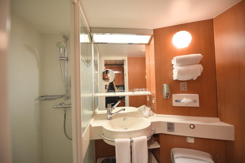 bathroom-inside-state-room-norwegian-star