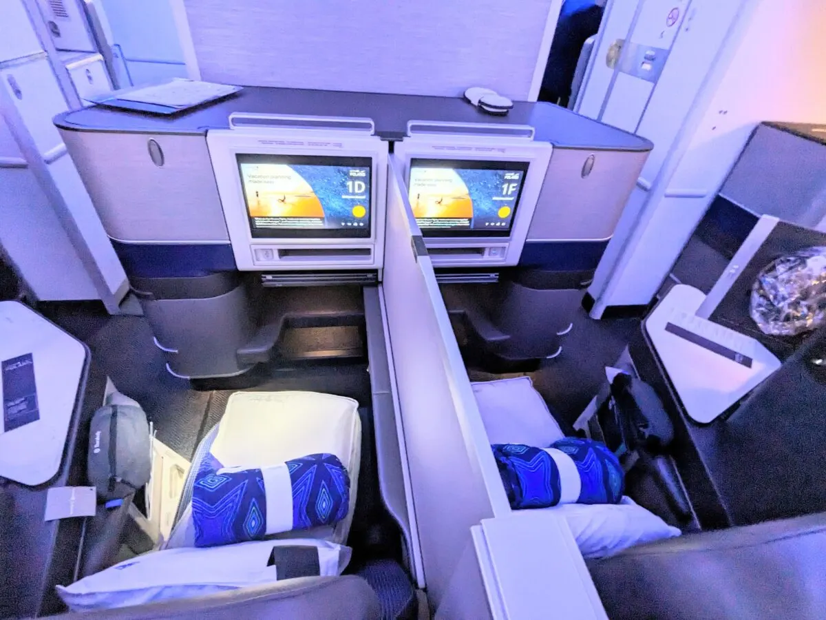 example of couples seating on polaris business class