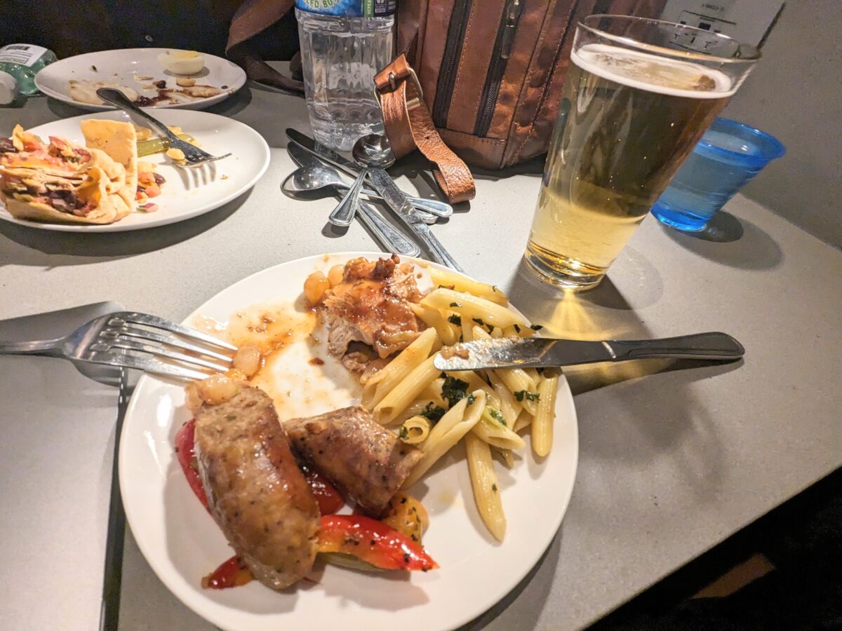 food-at-united-airport-lounge-in-denver